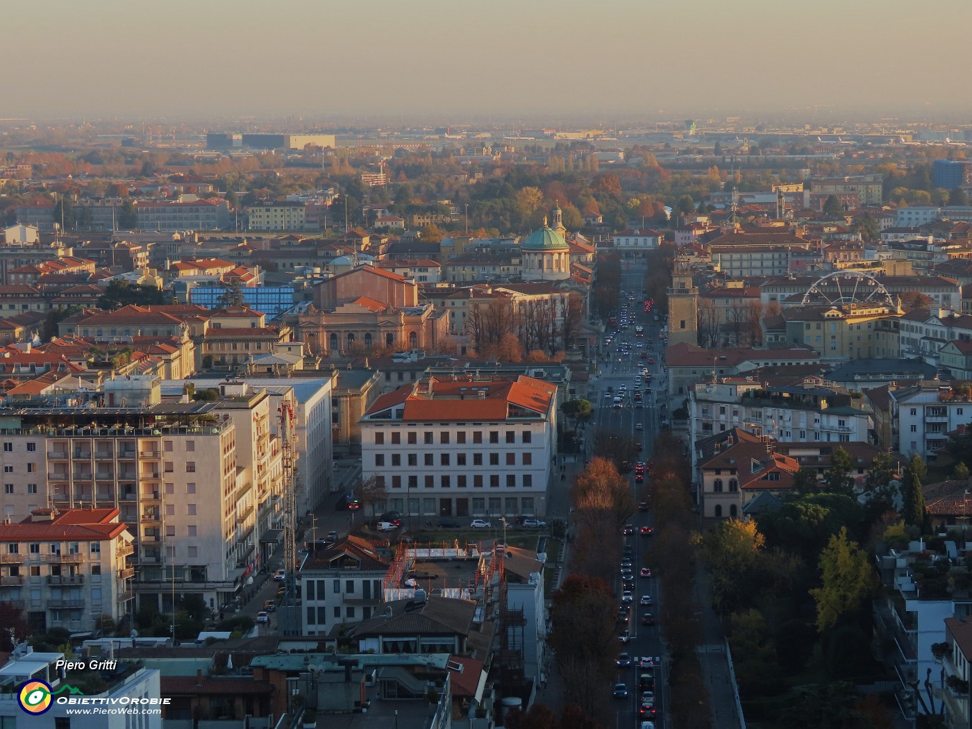 68 Bergamo bassa nella luce e nei colori del tramonto.JPG